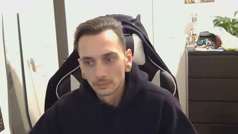 Snapshot of 2323gary chatting on November 1, 12:36 am 2323gary online show from November 1, 12:36 am