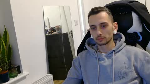 Snapshot of 2323gary chatting on December 10, 12:13 am 2323gary online show from December 10, 12:13 am