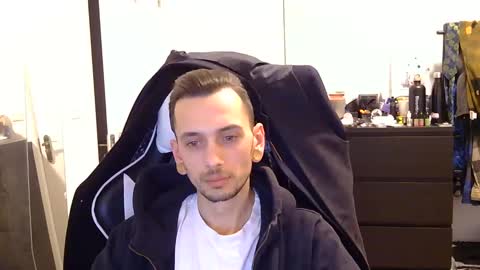 Snapshot of 2323gary chatting on December 15, 3:56 am 2323gary online show from December 15, 3:56 am