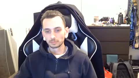 Snapshot of 2323gary chatting on December 16, 11:18 pm 2323gary online show from December 16, 11:18 pm