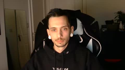 Snapshot of 2323gary chatting on February 23, 5:25 pm 2323gary online show from February 23, 5:25 pm