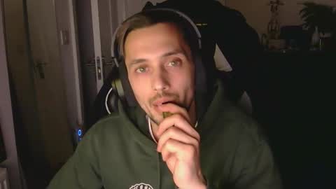 Snapshot of 2323gary chatting on October 12, 11:43 pm 2323gary online show from October 12, 11:43 pm