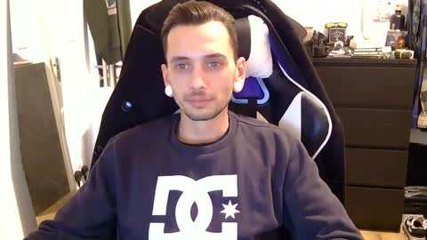 Snapshot of 2323gary chatting on January 4, 2:56 am 2323gary online show from January 4, 2:56 am