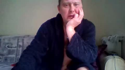 Snapshot of 2ndlipeater chatting on October 9, 7:02 am Girts online show from October 9, 7:02 am
