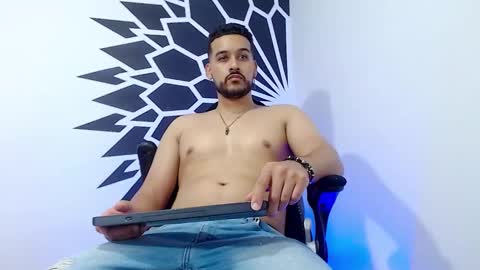 Snapshot of _christopher_dennis_ chatting on February 25, 12:47 am CRIS online show from February 25, 12:47 am
