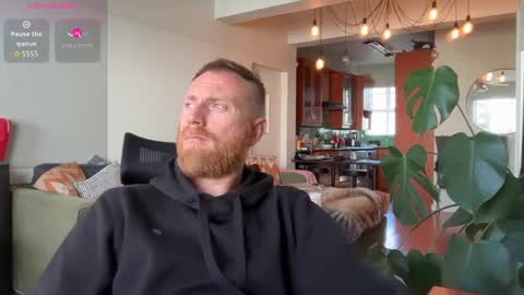 Snapshot of aaronstone_ chatting on October 29, 7:00 am Scrufffypup online show from October 29, 7:00 am