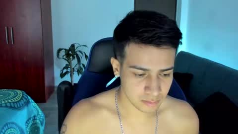 Independence model AbelAsburgo online show from November 15, 11:01 am