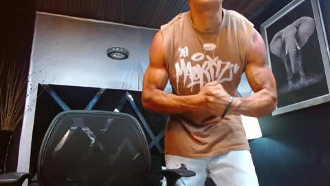 Snapshot of adrian_rae chatting on December 18, 12:18 pm online show from December 18, 12:18 pm