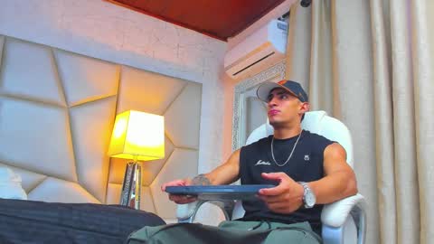 Snapshot of adrian_rae chatting on February 27, 11:31 am online show from February 27, 11:31 am