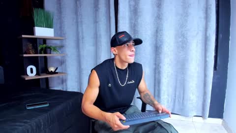 Snapshot of adrian_rae chatting on January 4, 11:43 am online show from January 4, 11:43 am