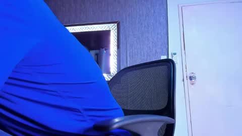 Snapshot of adrian_rae chatting on January 27, 11:43 am online show from January 27, 11:43 am
