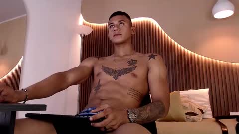 Snapshot of aiden_steel chatting on October 19, 6:44 pm Aiden online show from October 19, 6:44 pm