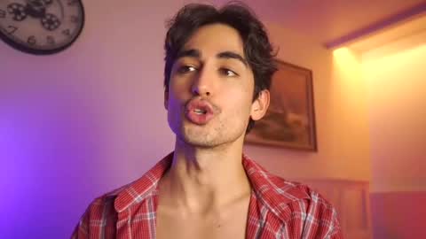 idenavarre online show from December 24, 10:28 pm