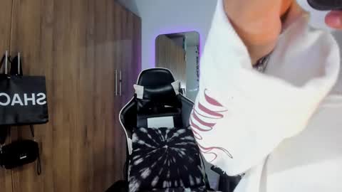 alannaughty_ online show from February 1, 2:21 am