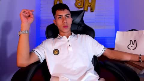 Snapshot of alannaughty_ chatting on December 14, 11:12 pm alannaughty_ online show from December 14, 11:12 pm