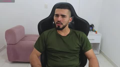 alejandroo_7 online show from February 11, 8:25 pm