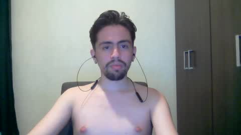 Snapshot of alejo_shy chatting on December 10, 5:39 am alejo_shy online show from December 10, 5:39 am