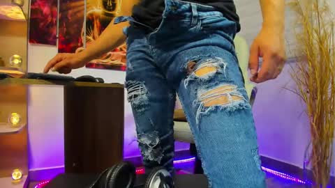 ALESSANDRO  WYE online show from December 13, 7:04 am