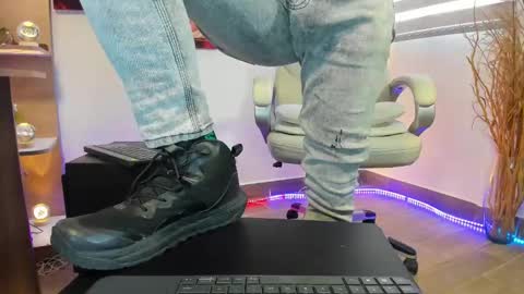 ALESSANDRO  WYE online show from March 3, 6:40 pm