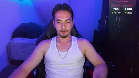 Snapshot of alex_smith0 chatting on January 24, 12:21 am     online show from January 24, 12:21 am