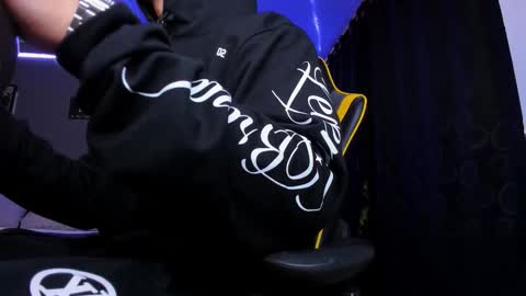 alexgiraldo__ online show from December 4, 12:23 pm