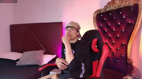 andreew_style_ online show from March 16, 8:46 pm