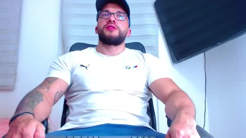 Snapshot of andrew_holden__ chatting on February 13, 11:37 pm andrew_holden__ online show from February 13, 11:37 pm