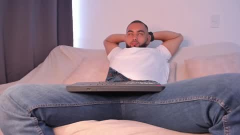 arturguy01 online show from February 22, 9:42 pm