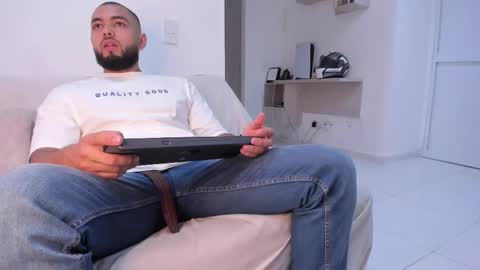 arturguy01 online show from March 1, 8:10 pm