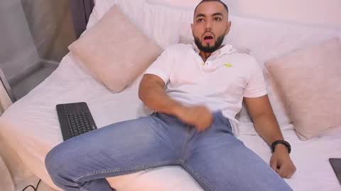 arturguy01 online show from February 2, 12:09 am