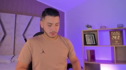 axel_grey_ online show from May 30, 12:27 pm