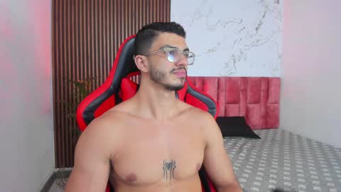 Axel  online show from January 9, 10:20 pm