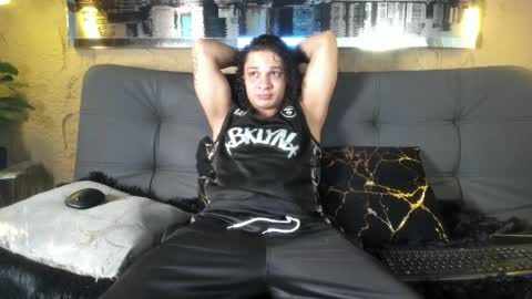 independent model online show from May 15, 4:20 am