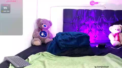 Snapshot of benji_hoter chatting on October 5, 7:51 pm Benji Hoter online show from October 5, 7:51 pm