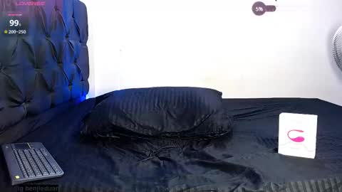 Snapshot of benji_hoter chatting on March 4, 11:32 pm Benji Hoter online show from March 4, 11:32 pm