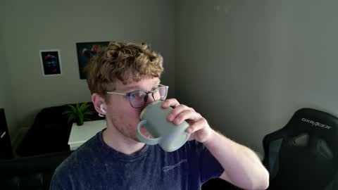 blueeyedtallguy online show from March 25, 9:30 pm