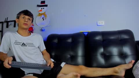 Snapshot of boysweet_boys chatting on December 7, 8:27 pm Paul and Max online show from December 7, 8:27 pm