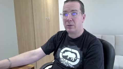 Snapshot of brettdj chatting on November 1, 10:08 am Brett online show from November 1, 10:08 am