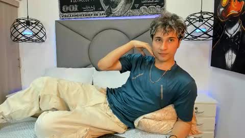 Snapshot of buddy_whitte chatting on October 23, 12:30 pm Buddy Whitte online show from October 23, 12:30 pm