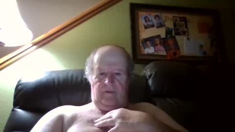 Snapshot of bullfrogg5050 chatting on October 15, 10:34 am bullfrogg5050 online show from October 15, 10:34 am