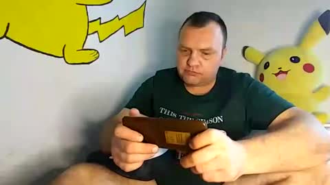 Snapshot of bury703709 chatting on January 2, 9:43 am Creazy dad online show from January 2, 9:43 am