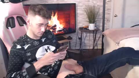 Snapshot of calvin_tanner chatting on December 21, 8:32 pm calvin_tanner online show from December 21, 8:32 pm