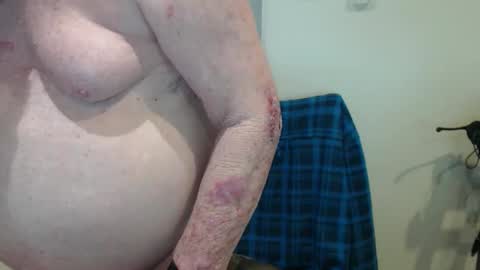 Snapshot of capt5105 chatting on October 12, 12:26 am capt5105 online show from October 12, 12:26 am