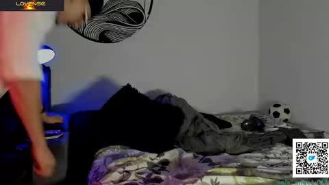 Snapshot of chris_angel01 chatting on December 15, 12:51 am chris_angel01 online show from December 15, 12:51 am