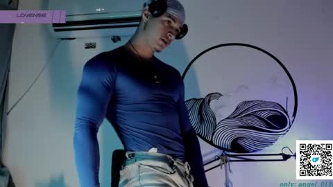 Snapshot of chris_angel01 chatting on January 17, 7:41 am chris_angel01 online show from January 17, 7:41 am