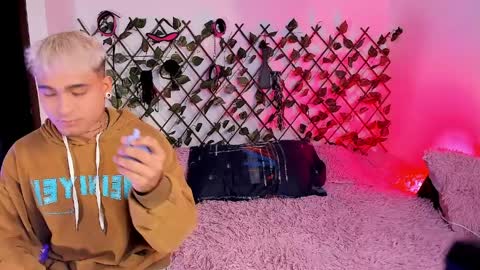 Christian Wang online show from April 8, 11:46 pm