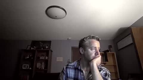 chrisw8121 online show from March 17, 5:54 am