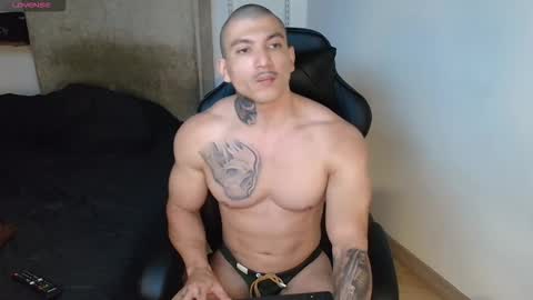 Snapshot of colombianmuscle8 chatting on October 17, 2:48 am colombianmuscle8 online show from October 17, 2:48 am