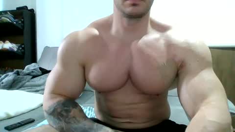 Snapshot of couplemuscle40 chatting on September 22, 11:43 am couplemuscle40 online show from September 22, 11:43 am