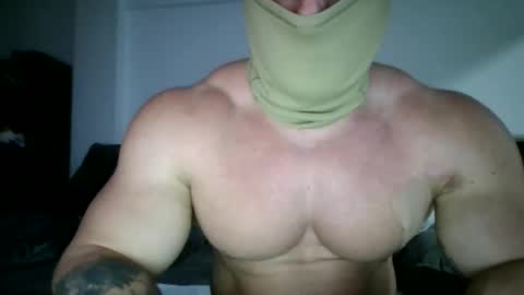 Snapshot of couplemuscle40 chatting on September 20, 1:27 am couplemuscle40 online show from September 20, 1:27 am
